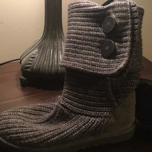 Gray carry Ugg’s